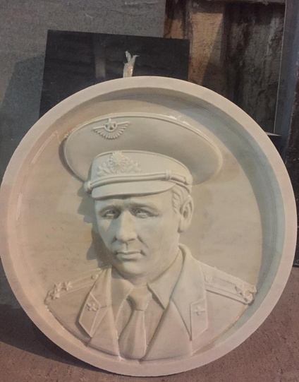 Барельеф мужчины военного из мрамора