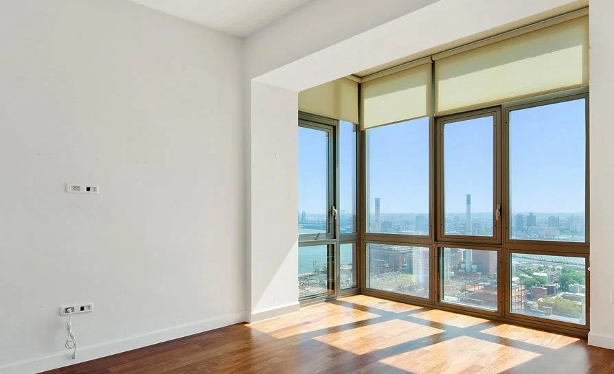 Чистовая отделка квартиры: укладка напольных покрытий, оклейка стен обоями