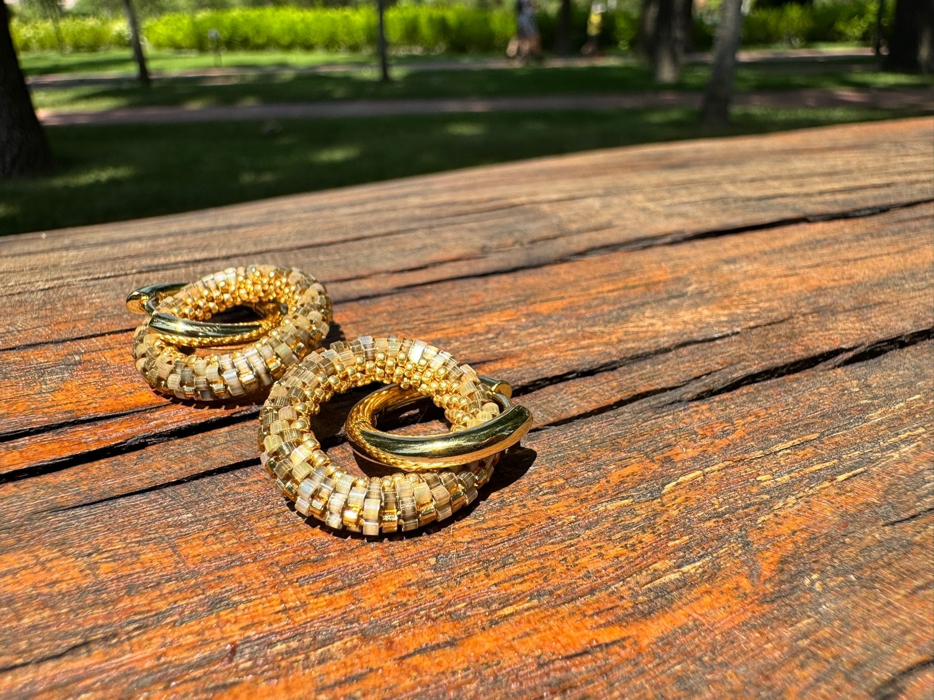 Авторские серьги из японского бисера, выполненные вручную в минималистичном стиле