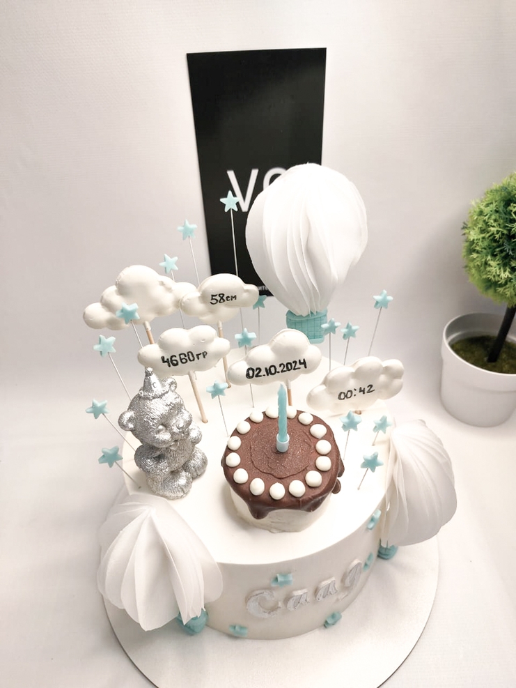торт с мишкой, облачками и воздушными шарами ребенку на день рождение