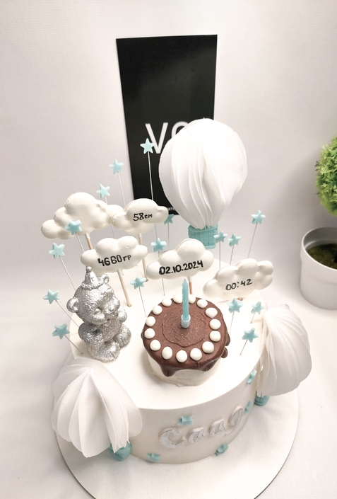 торт с мишкой, облачками и воздушными шарами ребенку на день рождение