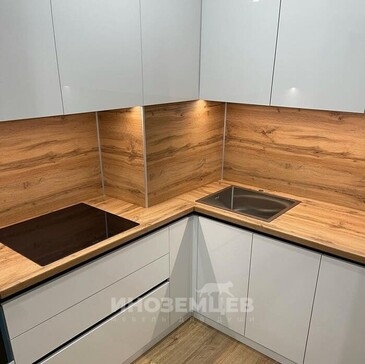 Проект маленькой белой угловой кухни в современном стиле с деревянной столешницей