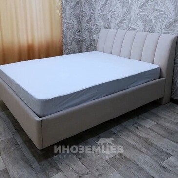 Кровать с подъемным механизмом и нишей для хранения белья