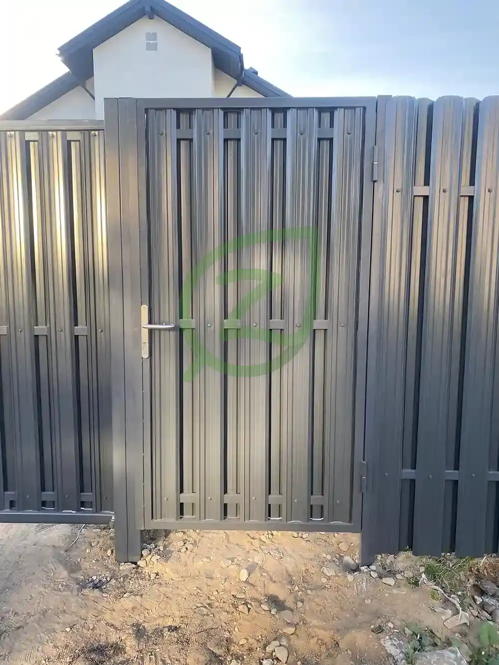 Калитка из штакетника с замком в цвете 7024