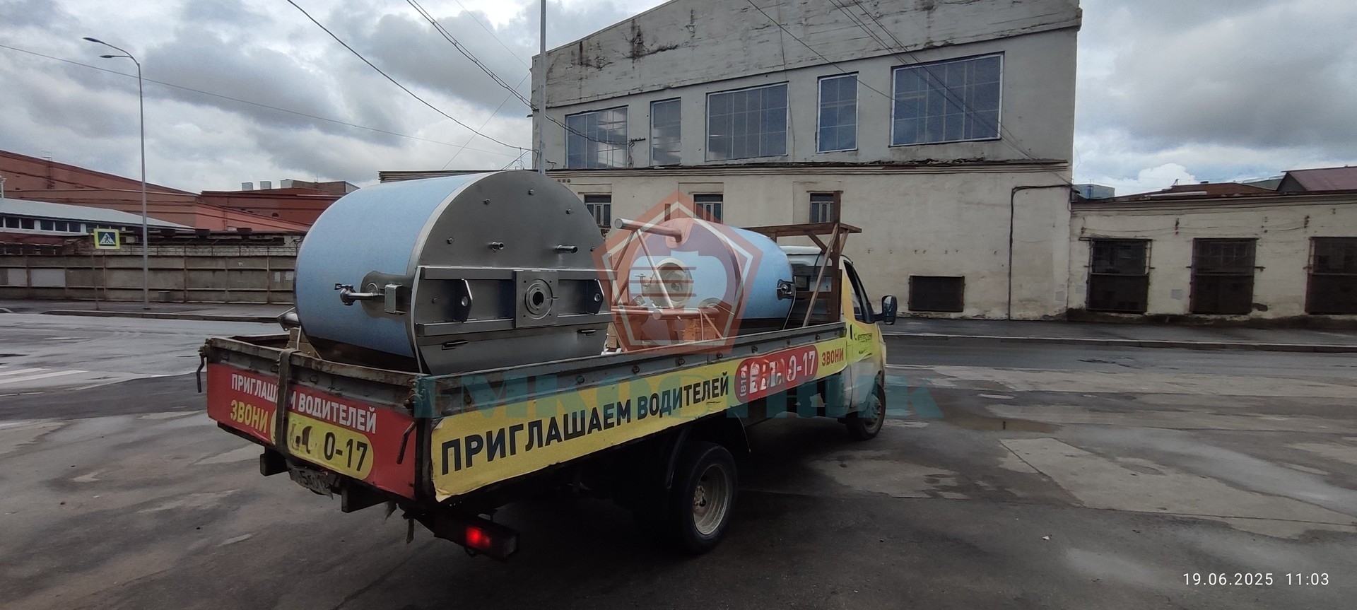 Емкостной аппарат с перемешивающим устройством из нержавеющей стали 