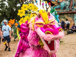 Дракон на фестивале GLASTONBURY