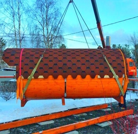 Разгрузка бани бочки на участке