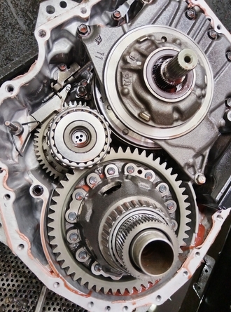 Разобранныая коробка видно фрикционы Volvo XC60
