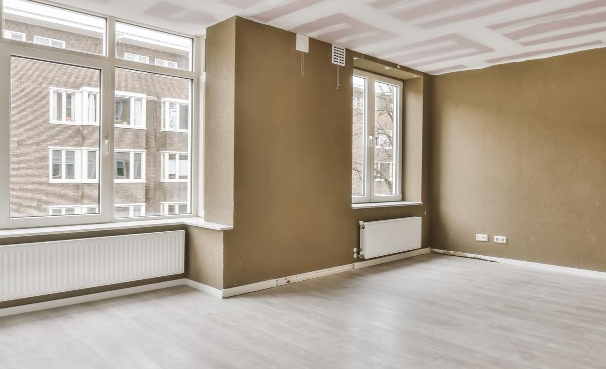 Чистовая отделка: монтаж напольных покрытий и оклейка стен обоями