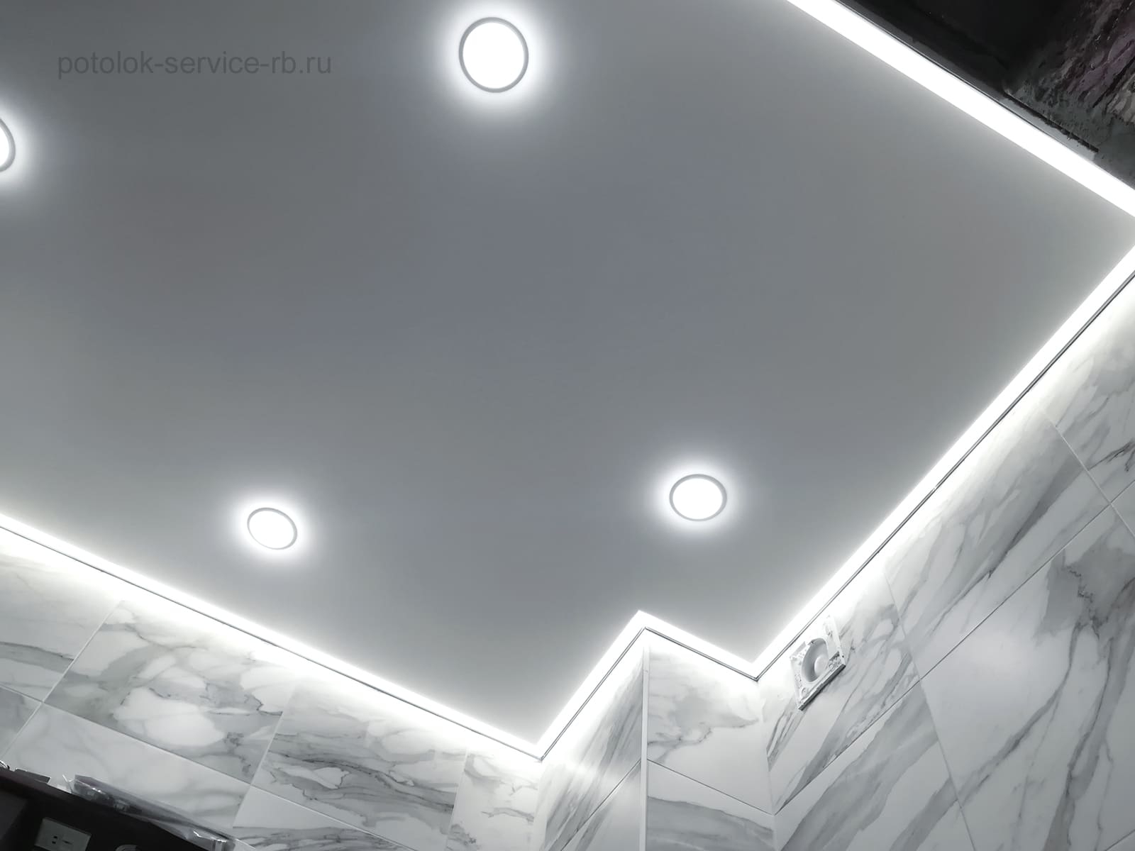 Контурный натяжной потолок в ванной