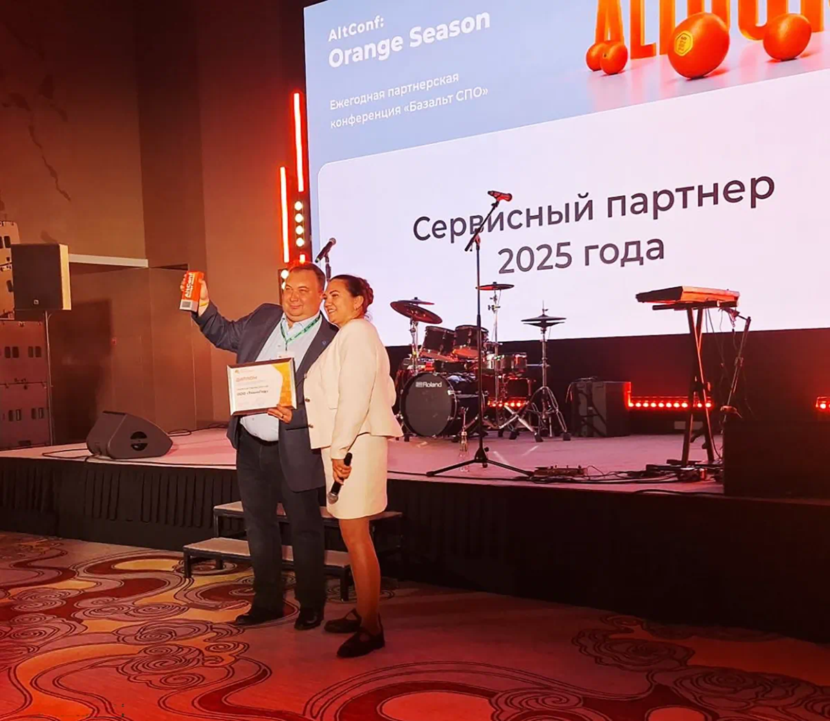 Вручение награды «Сервисный партнёр 2025 года» на сцене