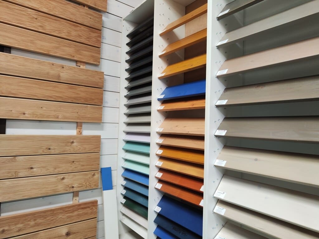 350 цветов покраски лиственницы в наших шоу-румах