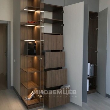 Распашной шкаф с открытыми полками