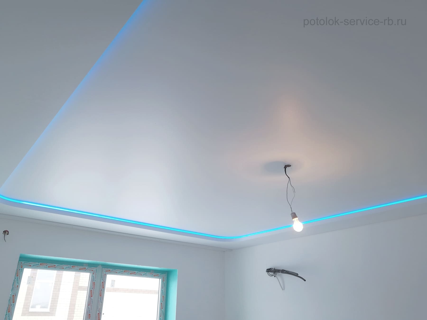 Двухуровневый натяжной потолок с диодной подсветкой