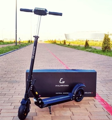Фото на брусчатке электросамоката Kugoo S3
