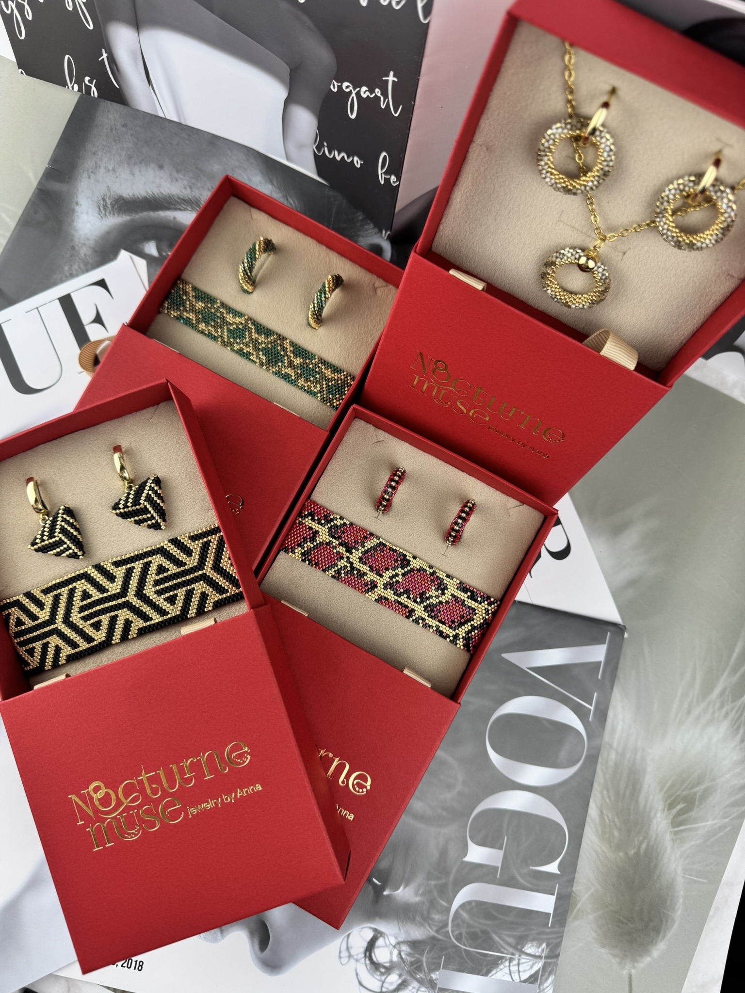 Авторские наборы украшений из бисера, выполненные в едином стиле: колье, браслеты, серьги и чокеры р