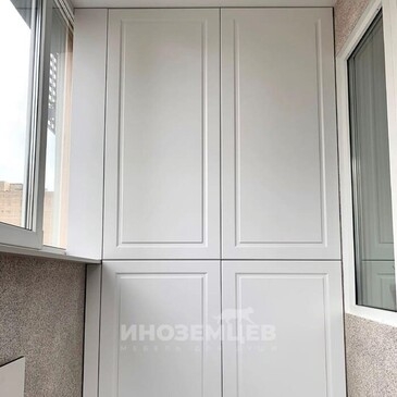Красивый белый шкаф на балкон