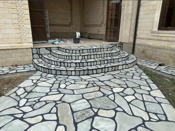 Вход в дом из камня галтованная пластушка