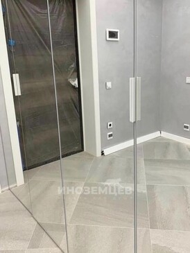 Интерьер прихожей с высоким зеркальным шкафом до потолка
