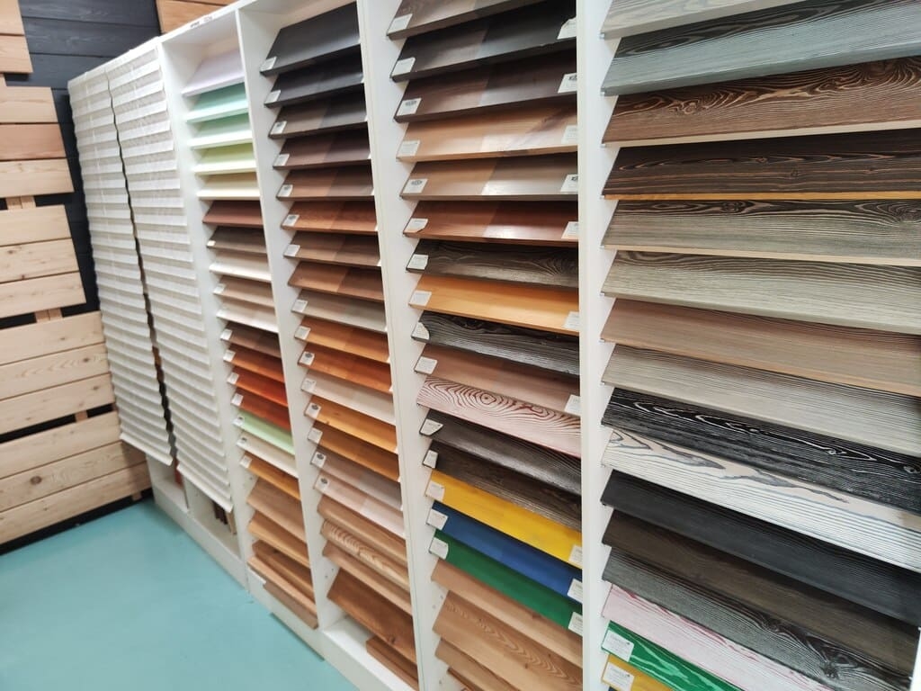 350 цветов покраски лиственницы в наших шоу-румах