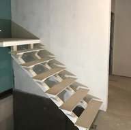 Закрытый каркас лестницы с площадкой