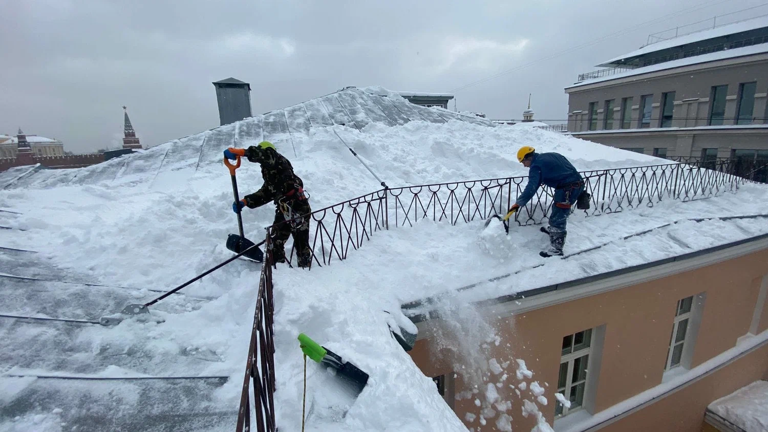 уборка снега с крыши	