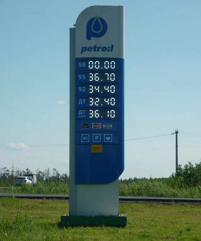 Стела заправки Petroil со встроенным светодиодным табло для АЗС