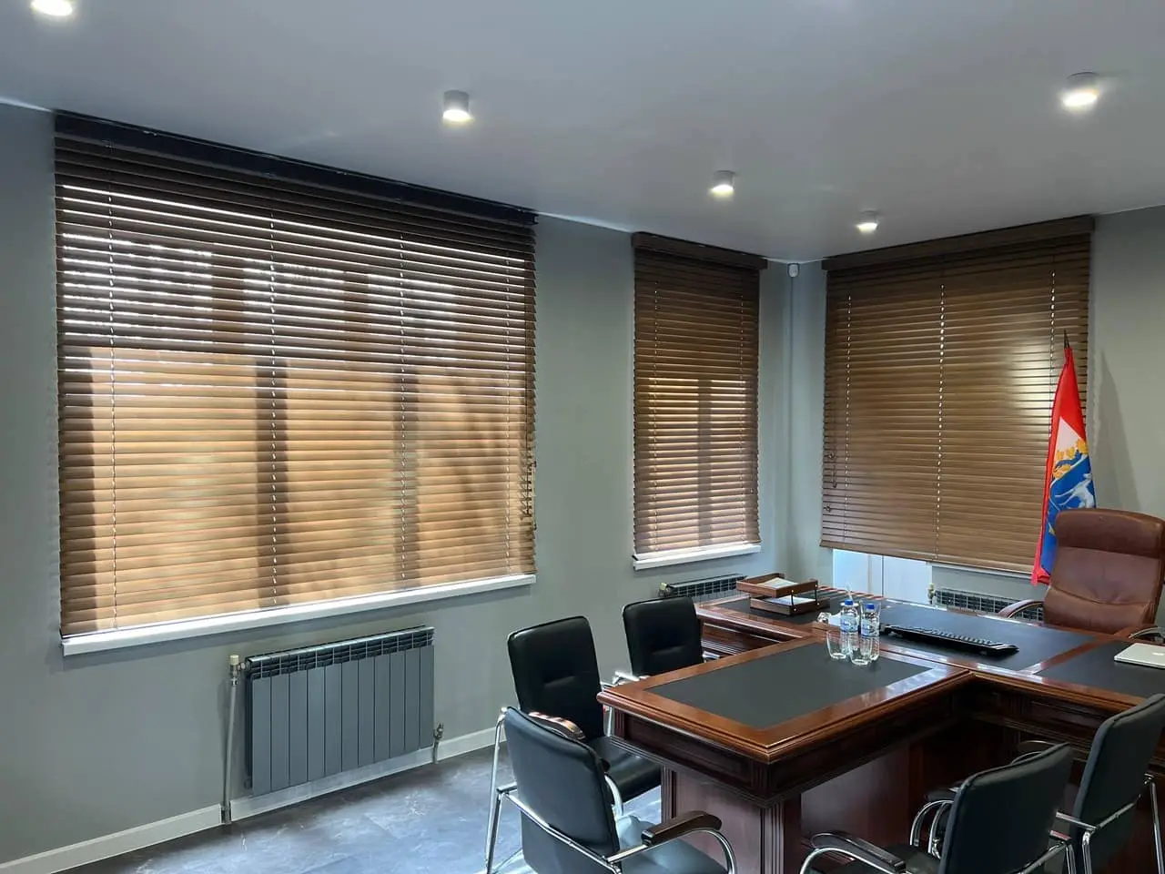 Деревянные горизонтальные жалюзи в кабинете г. Самара