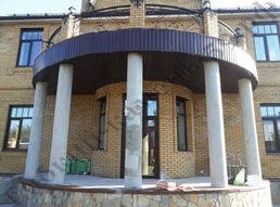 Oblicovka_stolbov_gibkim_kamnem_1