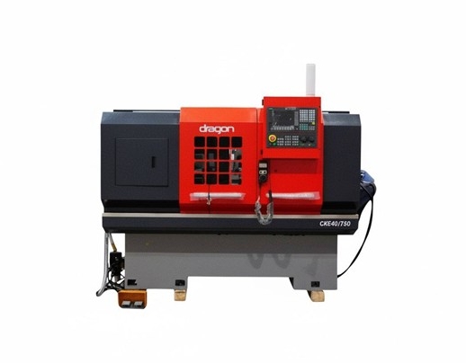 Токарный станок с горизонтальной станиной CKE 40/750, черно-красный корпус, на белом фоне, общий вид