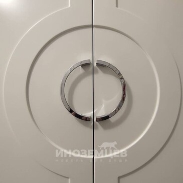 Интерьер прихожей с современным белым распашным шкафом в минималистичном стиле