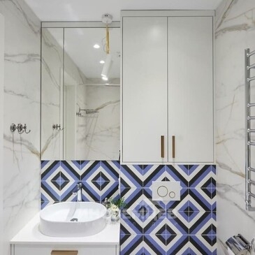 Белый распашной зеркальный шкаф в интерьере современной ванной
