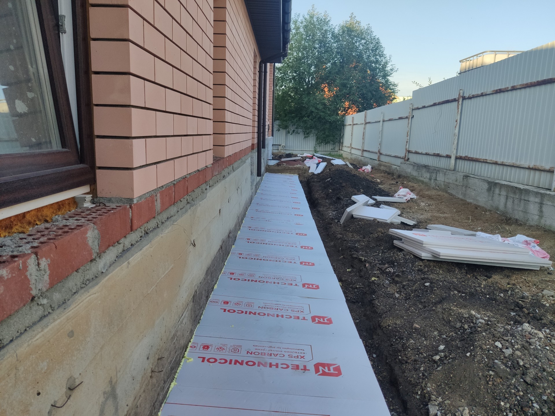 Утепление отмостки экструдированным пенополистиролом ЭППС перед укладкой щебня