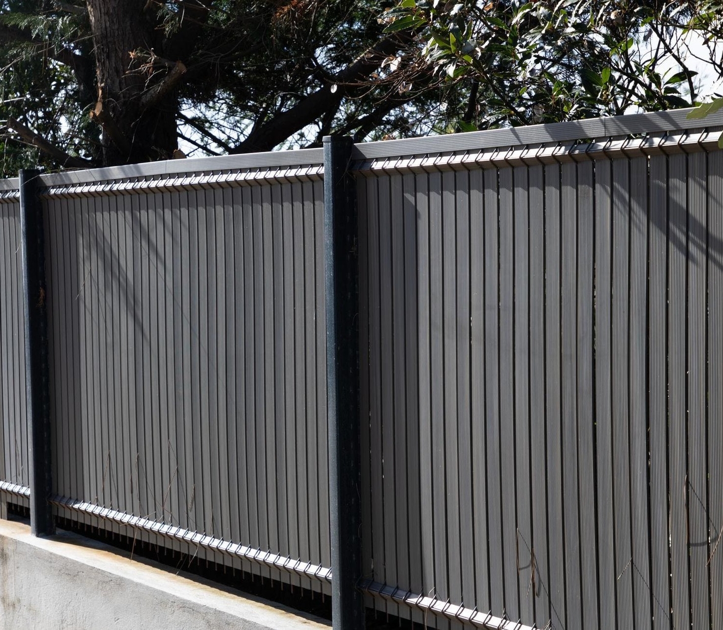 Забор из профнастила на Сахалине — защита от ураганных ветров