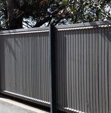 Забор из профнастила на Сахалине — защита от ураганных ветров