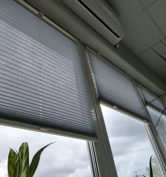 Рулонные шторы мини на лоджии, балконе блэк аут