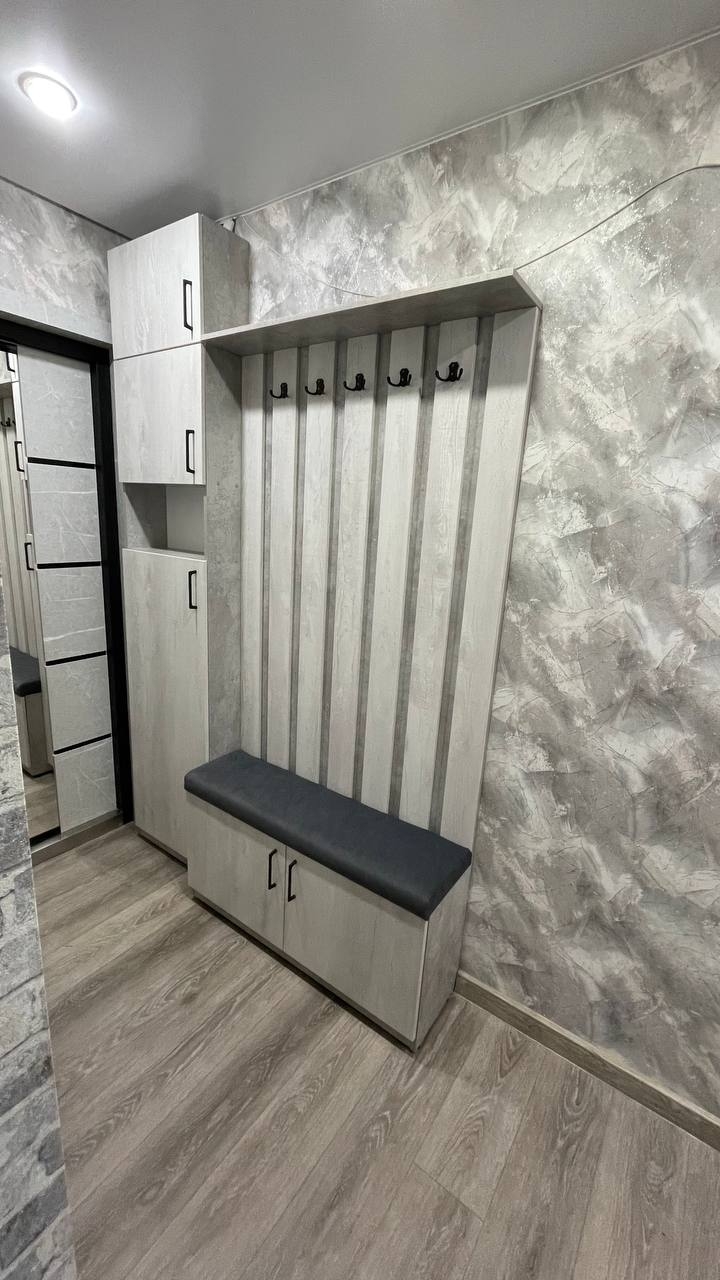 Компактная прихожая со шкафом и обувницей