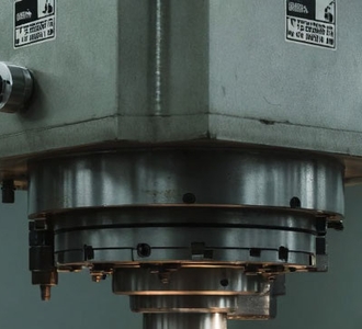 Одиночно стоящий станок в просторном помещении