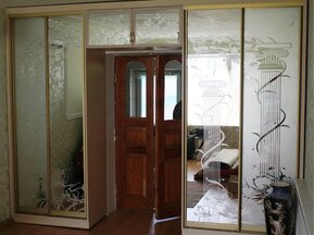 Шкаф купе вокруг двери в зале с пескоструйным рисунком