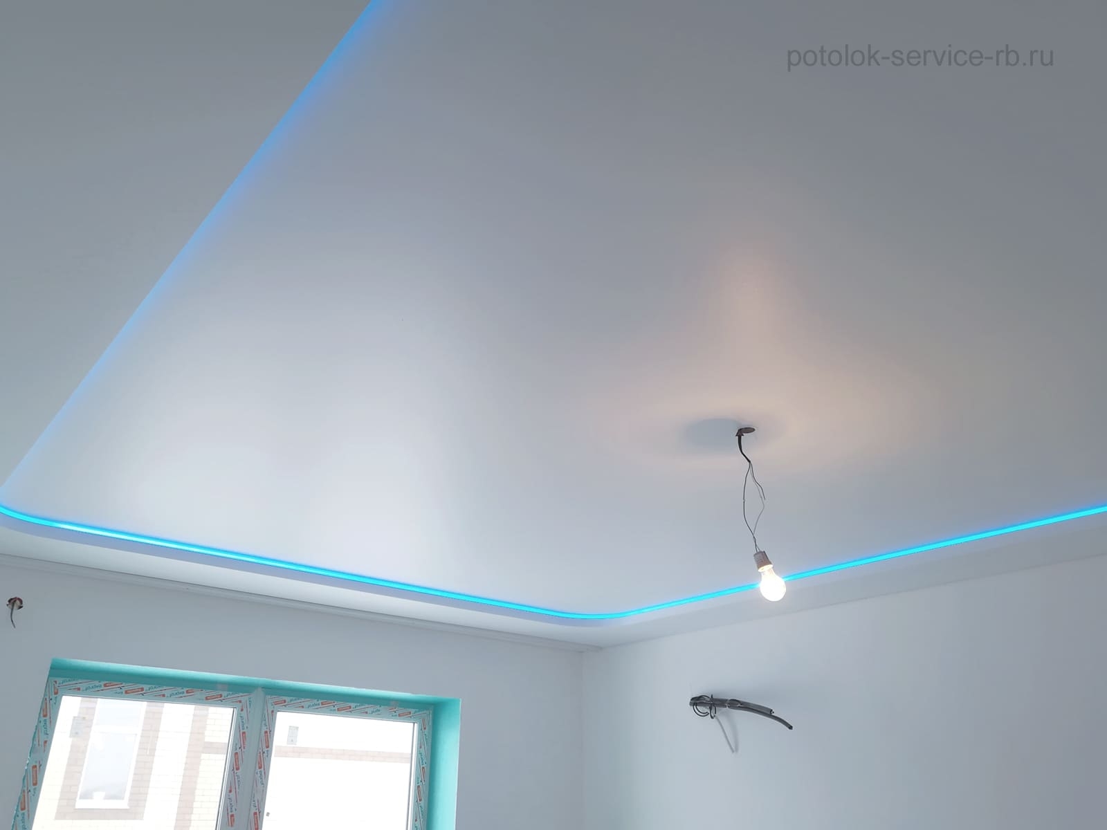 Двухуровневый натяжной потолок с диодной подсветкой