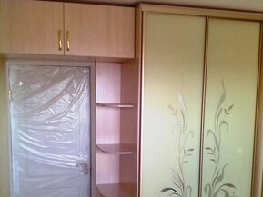 Шкаф купе г образной формы с рисунком вокруг двери
