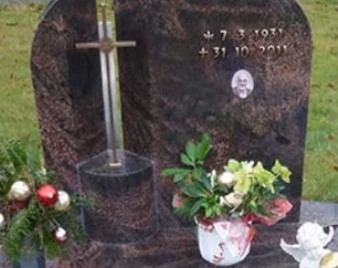 Гранитный памятник с бронзовым крестом