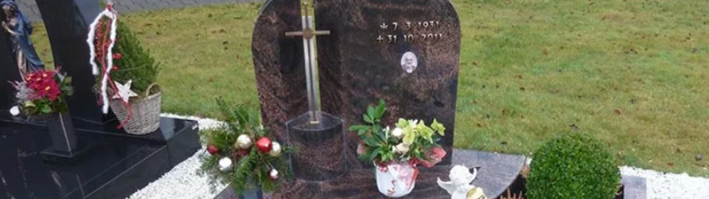 Гранитный памятник с бронзовым крестом