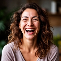 На картинке изображена девушка в солнцезащитных очках и медицинской маске