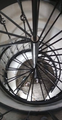 Закрытый каркас лестницы с площадкой