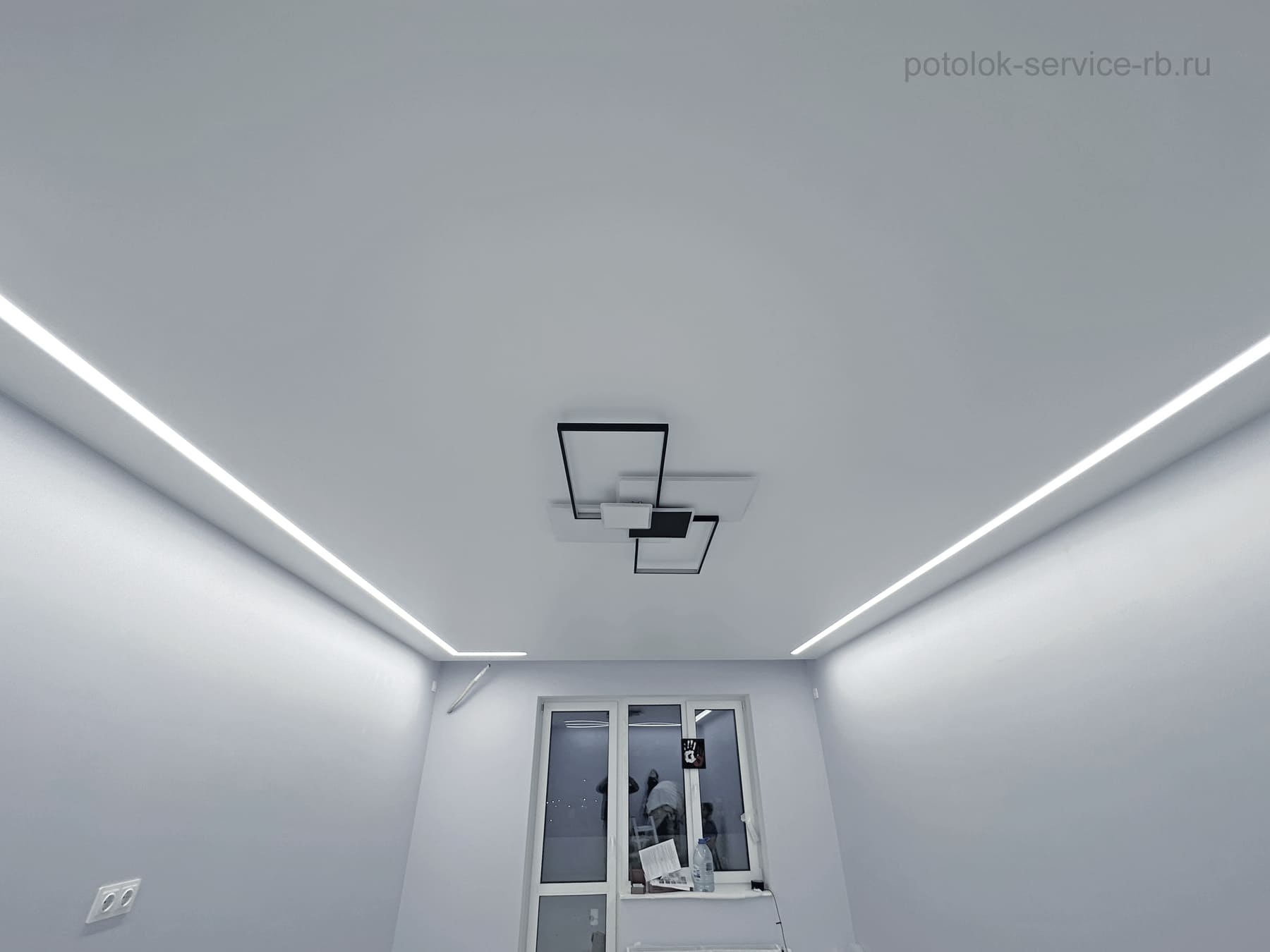 Потолок натяжной со световыми линиями