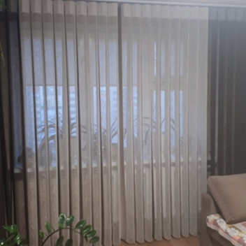 Рулонные шторы в спальню в проем окна