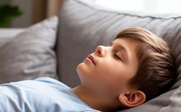 Ребенок лежит и тренирует диафрагмальное дыхание