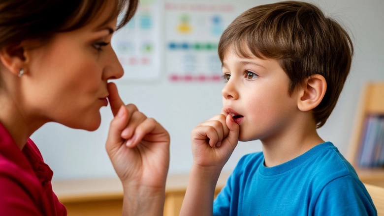 Ребенок перед логопедом выполняет миофункциональные упражнения для укрепления губ и правильной позиц