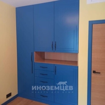 Встроенный синий шкаф для комнаты мальчика в интерьере
